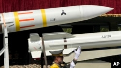Tên lửa được chở trên xe tải trong cuộc diễu hành Ngày Quân đội tại một căn cứ quân sự ở phía bắc Tehran, Iran, hôm 17/4.