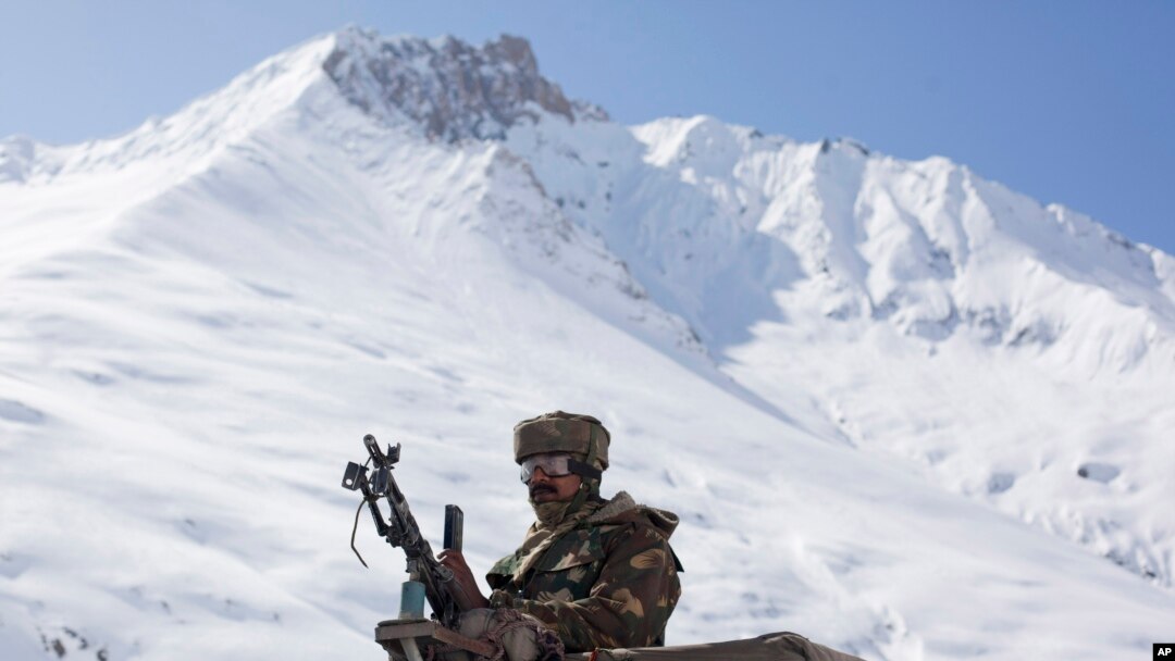 China dan India telah menarik pasukan mereka di sepanjang perbatasan pegunungan mereka yang disengketakan. (Foto: AP)