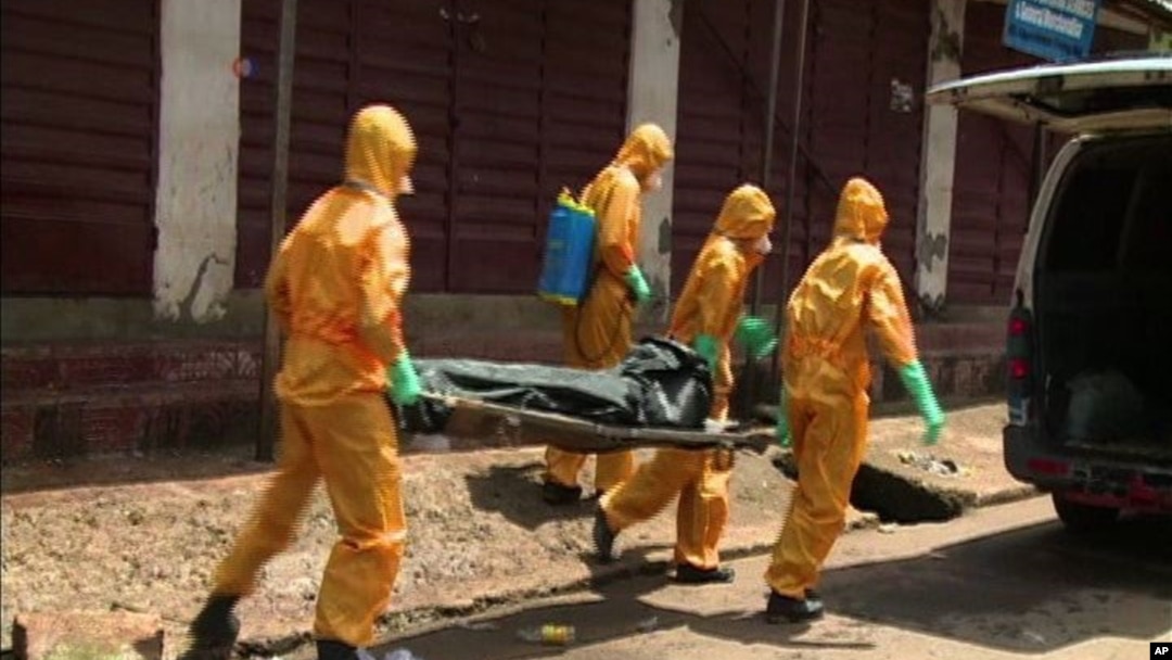 Petugas kesehatan membawa seorang korban tewas akibat ebola (foto: dok).