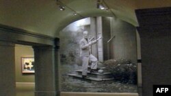 Norman Rokvel na fotografiji na izložbi njegovih radova u Muzeju američke istorije fondacije Smitsonijan u Vašingtonu