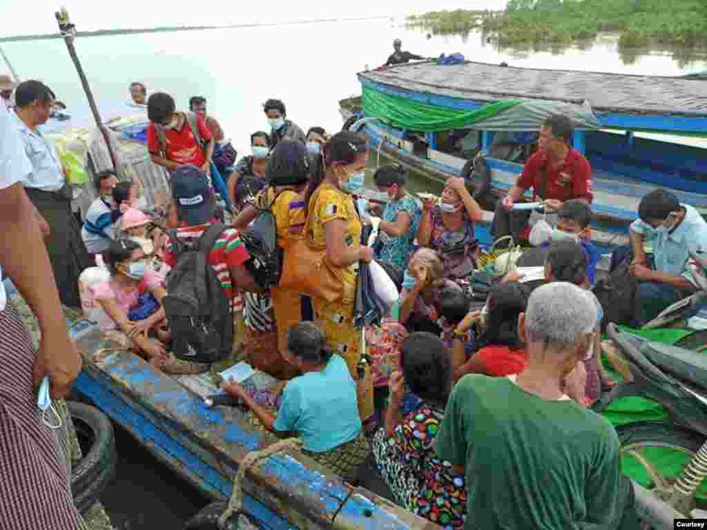 လက်နက်ကြီးကြောင့် ရခိုင်ပြည်နယ် မိုးစဲကွျွန်းဒေသခံတွေ စစ်တွေကို တိမ်းရှောင်လာကြတဲ့ မြင်ကွင်း။ (ဓာတ်ပုံ - မေယုထွန်း - စက်တင်ဘာ ၂၃၊ ၂၀၂၀)