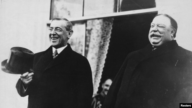 ARCHIVO - El presidente electo Woodrow Wilson y el presidente William Howard Taft se ríen en los escalones de la Casa Blanca antes de partir juntos para la toma de posesión de Wilson en Washington, D.C., EEUU, en marzo de 1913.
