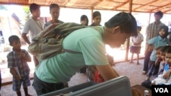 ယာဉ်တိုက်မှုအတွင်း ထိခိုက်ဒဏ်ရာရတဲ့ မြန်မာရွှေ့ပြောင်း ကလေးငယ်တွေကို ဆေးကုသပေးနေစဉ် (ဓာတ်ပုံ - အေးအေးမာ)