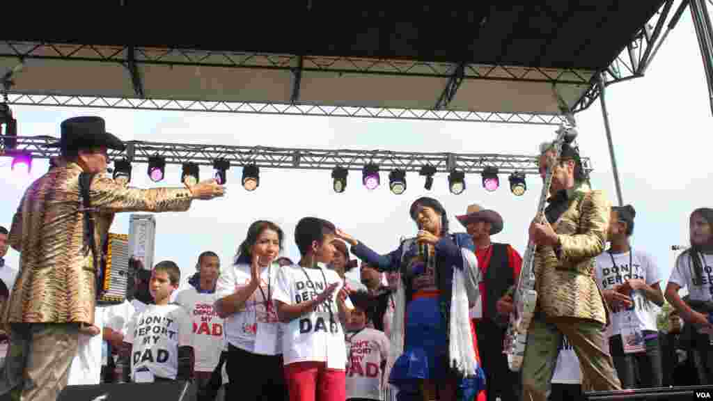 Los Tigres del Norte compartieron el escenario con la cantante Lila Downs durante el evento "Camino Americano: Marcha por la reforma migratoria" realizado en la Alameda Nacional de Washington, el martes 8 de octubre de 2013.