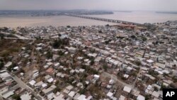 Una vista de Durán, Ecuador, y el puente que lo une con Guayaquil, el viernes 13 de octubre de 2023.