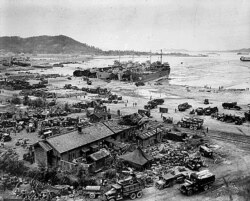 1950년 9월 15일 인천상륙 당시 미군 상륙함에서 병력과 군용차량 등이 내리고 있다.