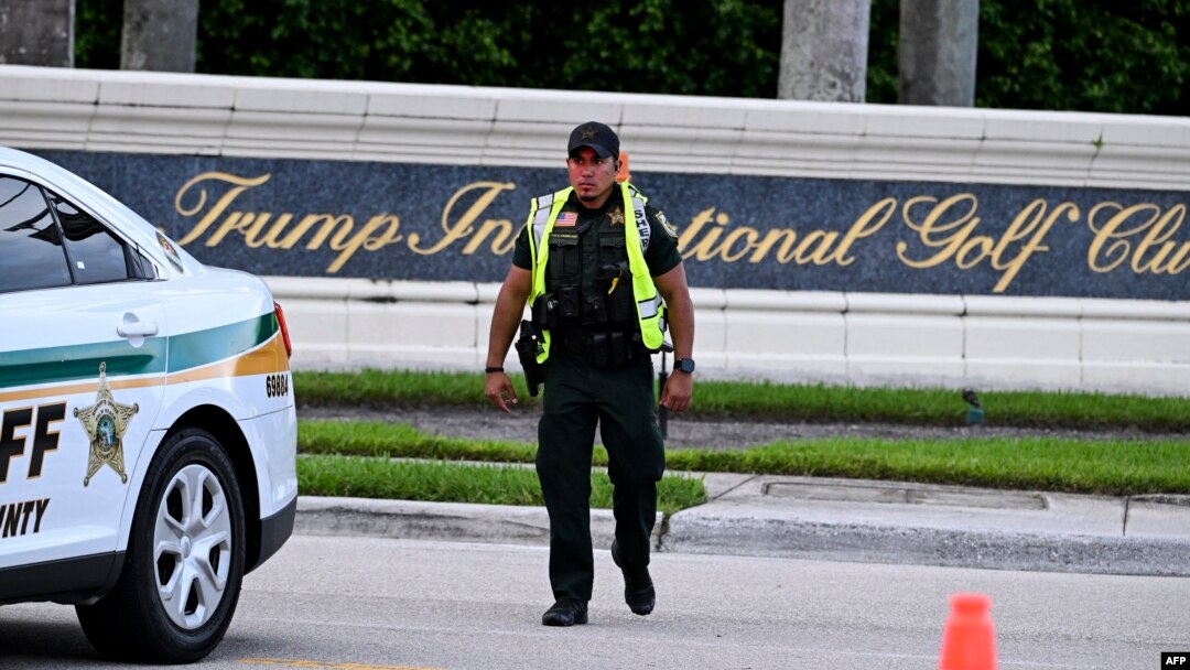Zamenik šerifa blokira ulicu ispred Trampovog internacionalnog golf kluba u Vest Palm Biču, na Floridi, 15. septembra 2024. (Foto: AFP/Chandan Khanna)