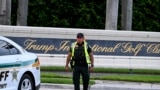 Un sheriff bloquea la calle afuera del Trump International Golf Club en West Palm Beach, Florida, el 15 de septiembre de 2024 luego de un tiroteo en el campo de golf del expresidente estadounidense Donald Trump.