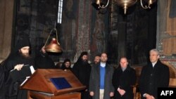 Predsednik Srbije Boris Tadić je, prisustvujući božićnoj liturgiji u manastiru Dečani na Kosovu, istakao da je došao da uputi "poruku mira i Srbima i Albancima".