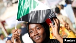 Une manifestante devant le ministère de la Défense à Khartoum, au Soudan, le 25 avril 2019.