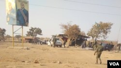 Des soldats chassent des partisans de l'UDPS du poste de douane de Kasumbalesa près de la Zambie, Haut-Katanga, RDC, le 25 août 2020. (Narval MAbila)