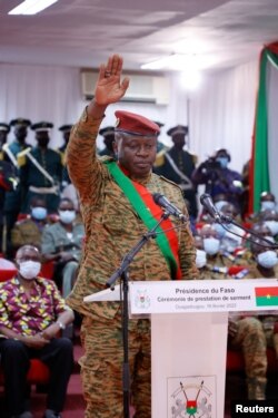 Letnan Kolonel Paul-Henri Damiba diambil sumpahnya sebagai Kepala Negara Burkina Faso di Ouagadougou 16 Februari 2022, pasca kudeta militer terhadap Presiden sebelumnya.