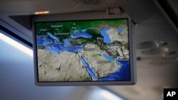 이스라엘의 엘알 항공기가 아랍에미리트(UAE)의 수도 아부다비를 향한 직항 노선이 화면에 보인다. 사우디 아라비아는 지난달 2일 이스라엘 국적기의 영공 통과를 허용했다고 밝혔다. 