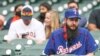 Para fans tim bisbol Houston Astros menunggu di Minute Maid Park, Texas, 13 Mei 2021. Negara bagian Texas tidak lagi mewajibkan warganya untuk mengenakan masker. (Thomas Shea-USA TODAY Sports via AP)