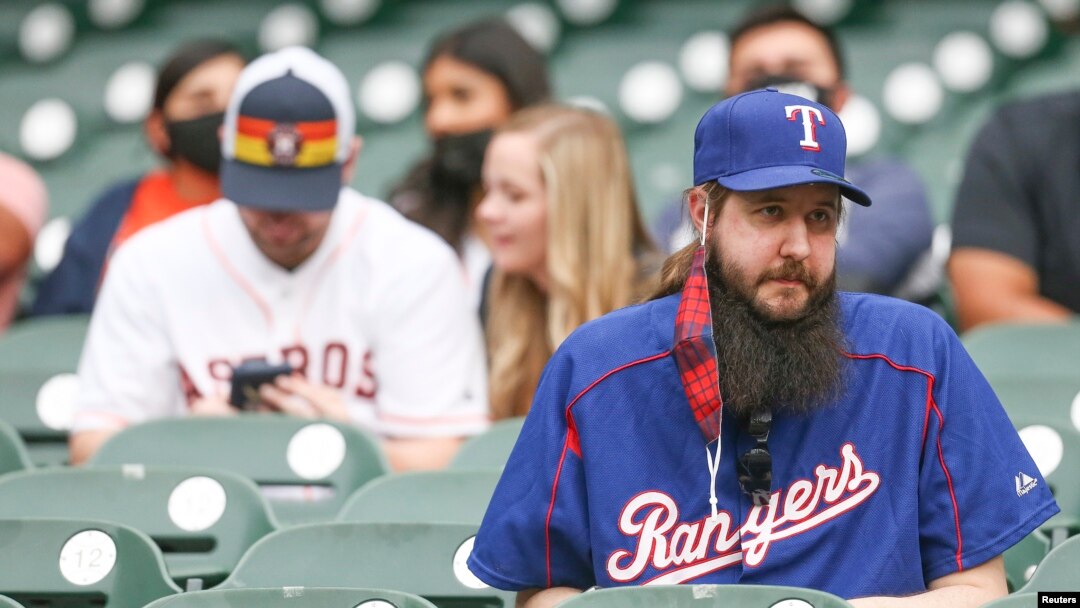Para fans tim bisbol Houston Astros menunggu di Minute Maid Park, Texas, 13 Mei 2021. Negara bagian Texas tidak lagi mewajibkan warganya untuk mengenakan masker. (Thomas Shea-USA TODAY Sports via AP)