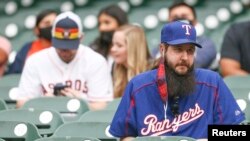 Para fans tim bisbol Houston Astros menunggu di Minute Maid Park, Texas, 13 Mei 2021. Negara bagian Texas tidak lagi mewajibkan warganya untuk mengenakan masker. (Thomas Shea-USA TODAY Sports via AP)