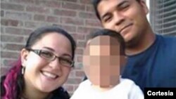 Erick Muñoz junto a su esposa Marlise en una foto familiar con su primer hijo.[Foto: Cortesía, Facebook].