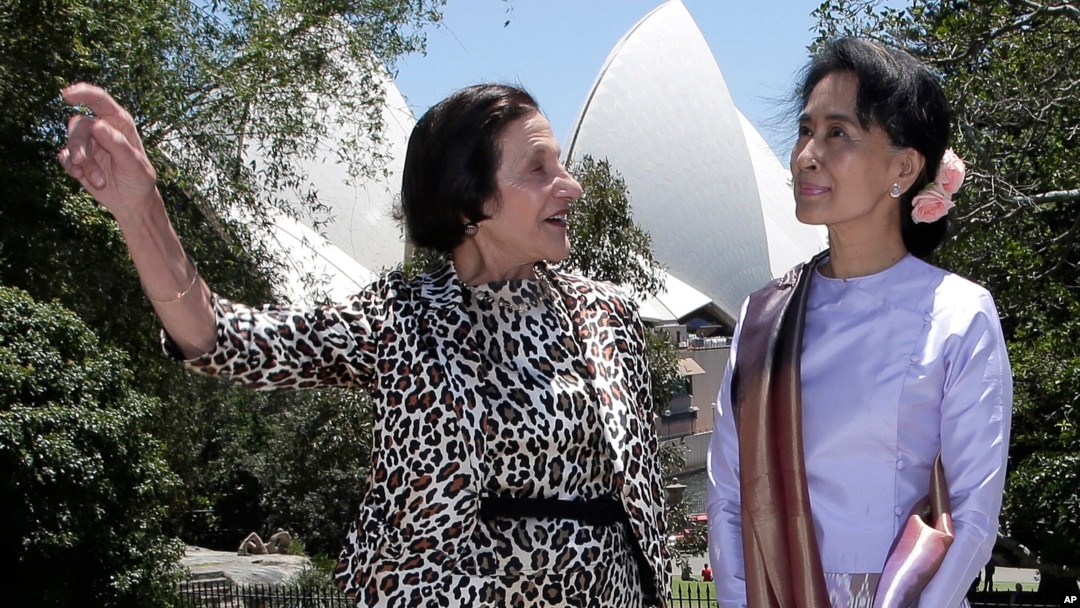 Pemimpin pro-dekomrasi Burma, Aung San Suu Kyi (kana) bersama gubernur negara bagian New South Wales Marie Bashir di Sydney, Australia (27/11).