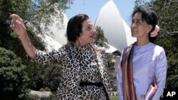 Pemimpin pro-dekomrasi Burma, Aung San Suu Kyi (kana) bersama gubernur negara bagian New South Wales Marie Bashir di Sydney, Australia (27/11).