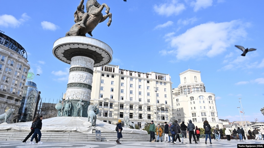 Професорот по економија, Анастас Џуровски, смета дека Северна Македонија својата шанса треба да ја бара преку соработка со американскиот сектор на услуги. Фото: Скопје, плоштад „Македонија“, февруари, 2025
