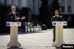 Presiden Ukraina Volodymyr Zelenskiy dan Sekretaris Jenderal NATO Jens Stoltenberg (kiri) dalam konferensi pers di Kyiv, Ukraina, 29 April 2024. (REUTERS/Thomas Peter)