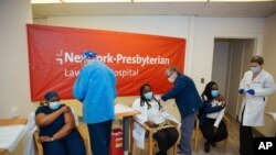 8일 미국 뉴욕의 장로교로렌스병원에서 의료진이 화이자-바이오엔테크 신종 코로나바이러스 백신 주사를 맞고 있다.
