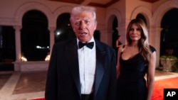 El presidente electo de EEUU, Donald Trump, habla con los reporteros antes de una fiesta de Año Nuevo en Mar-a-Lago, el 31 de diciembre de 2024, en Palm Beach, Florida.