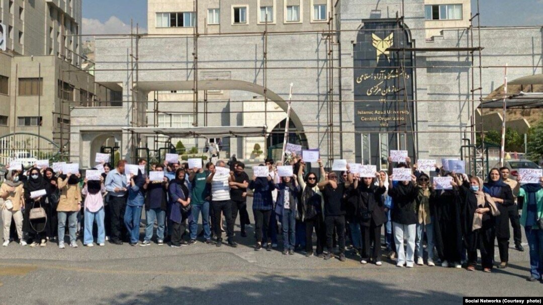 تجمع شماری از دانشجویان دانشگاه آزاد اسلامی در اعتراض به گرانی شهریه. آرشیو