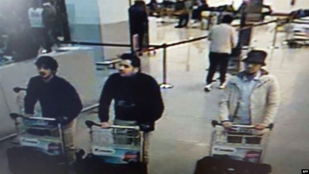 Foto dari rekaman CCTV bandara Zaventem menunjukkan tiga orang tersangka pelaku serangan teror di Brussels, Selasa (22/3).