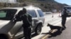 ARCHIVO - Agentes de la Patrulla Fronteriza se apoyan en un elemento canino en la revisión vehicular en un punto de revisión de Pine Valley, California, en la principal vía de Arizona a San Diego, el 14 de diciembre de 2017