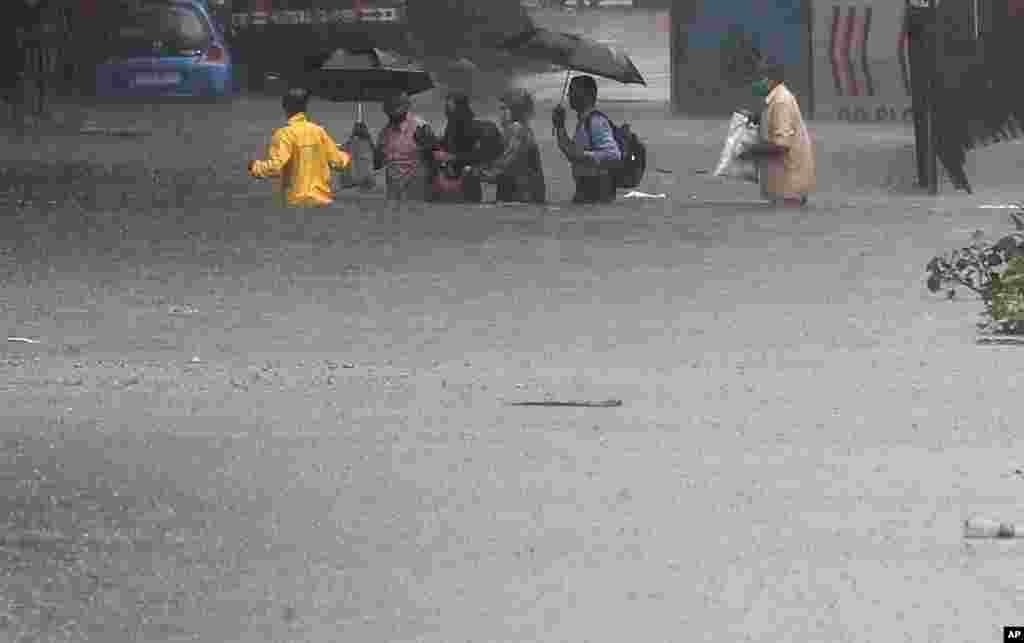 مردم گرفتار در باران و سیل شدید در شهر بمبئی هند. تعداد مبتلایان به کرونا در هند با بیش از ۲۸ هزار مورد در یک روز به مرز یک میلیون نفر رسیده است. 
