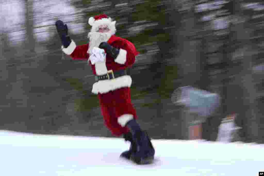 Скијач облечен како Дедо Мраз скија во Њури, Мејн.