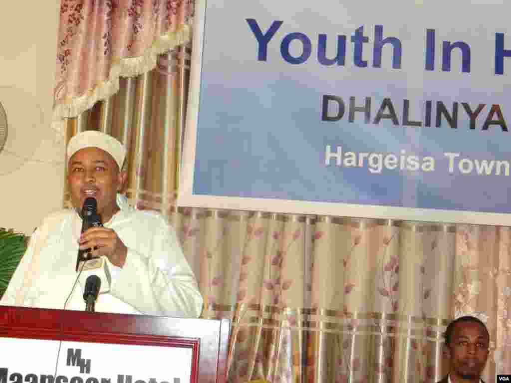 Laanta Af-Soomaaliga ee VOA oo "Kulan Dadweyne" oo looga hadlayo Dhalinyarada iyo Tahriibka ku qabatay magaalda Hargeysa, June 14, 2013.