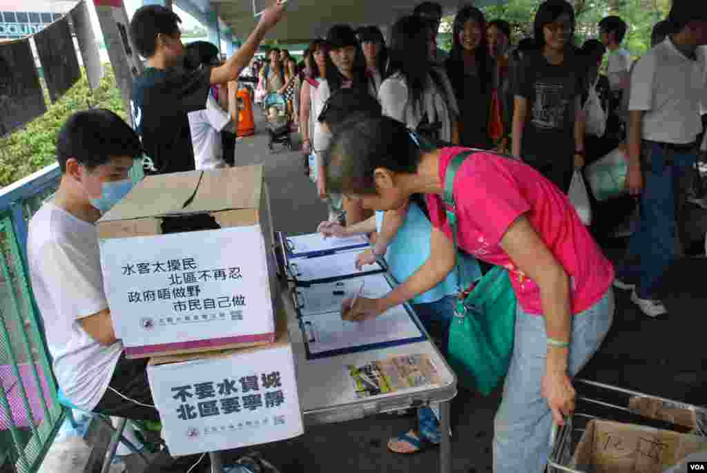 今年9月北區水貨客關注組在上水火車站設街站舉辦簽名運動，呼籲當局取消大陸旅客一簽多行