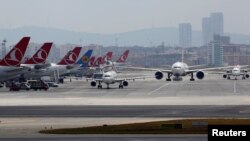 Bandara Internasional Ataturk, Istanbul, Turki (29/6). 