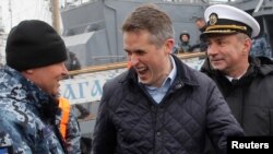 Bộ trưởng Quốc phòng Anh Gavin Williamson (giữa) gặp thủy thủ hải quân Ukraine ở Odessa, 21/12/2018