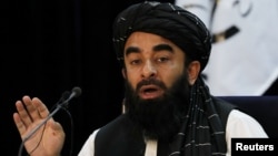 Kepala juru bicara Pemerintah Afghanistan, Zabihullah Mujahid berbicara kepada media di Kabul.