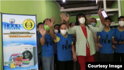 Mami Yuli (tengah) bersama beberapa anggota Forum Komunikasi Waria Indonesia (FKWI) yang ikut mengelola FKWI Laundry di Depok. (Foto courtesy: Nia English)