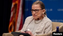 Ginsburg es la magistrada más antigua del tribunal. Se vigila de cerca su salud porque una vacante en la Corte Suprema le daría al presidente Donald Trump la oportunidad de nombrar un tercer juez.