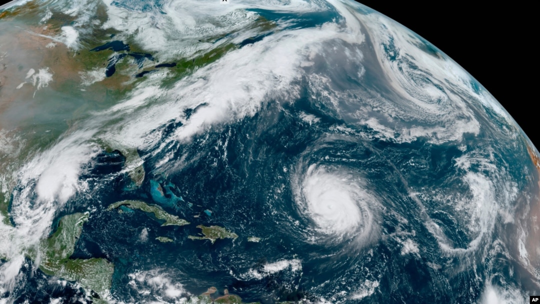 Foto satelit Badai Teddy di Atlantik dan Depresi Tropis yang akan dinamai Beta (kiri) di Teluk Meksiko, sisa Badai Paulette (kanan atas) dan Badai Tropis Wilfred, yang dirilis oleh NOAA, 18 September 2020. 