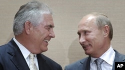 Rex Tillerson et Vladimir Poutine (Archives)