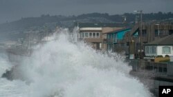 ARCHIVO: Una gran ola choca contra un muro de contención en Pacífica, California, el 6 de enero de 2023.