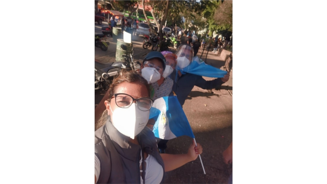 La manifestantes Rocío Molina, expresó su desacuerdo con las acciones de las autoridades. Foto de Eugenia Sagastume, VOA.