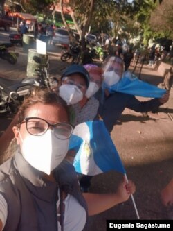 La manifestantes Rocío Molina, expresó su desacuerdo con las acciones de las autoridades. Foto de Eugenia Sagastume, VOA.