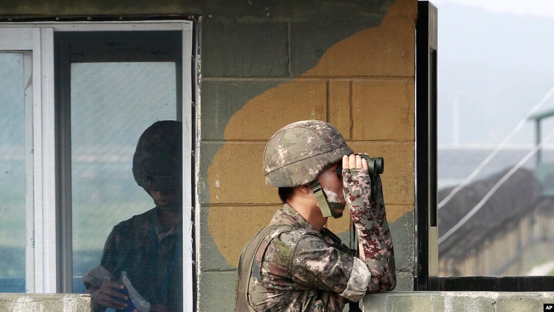 Seorang tentara Korea Selatan meneropong di pos pemeriksaan militer di Imjingak Pavilion dekat perbatasan dengan Korea Utara, Korea Selatan, Minggu, 13 Juli 2014. Korea Utara meluncurkan dua rudal balistik hair Minggu, menurut Korea Selatan.