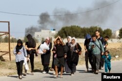 Palestinci beze sa severa Gaze ka jugu, dok izraelski tenkovi napreduju dublje u enklavu, tokom sukoba Izraela i Hamasa, u Pojasu Gaze, 10 novebra 2023