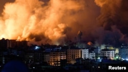 Api dan asap mengepul saat serangan Israel di Gaza, 9 Oktober 2023. (Foto: REUTERS/Mohammed Salem)