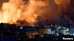 Api dan asap mengepul selama Israel membombardir Gaza dengan serangan udara hari Minggu, 9 Oktober 2023. 