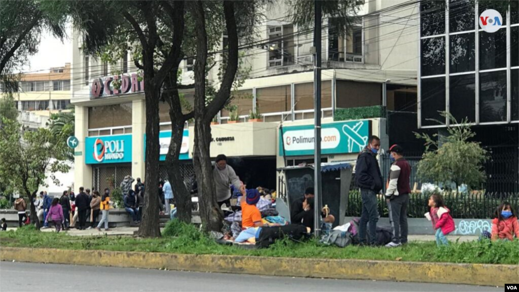 En medio de la pandemia del coronavirus, venezolanos entre ellos ni&#241;os y adultos mayores, han dormido a la intemperie recibiendo la ayuda de voluntarios que se han acercado para ofrecer algunos insumos.