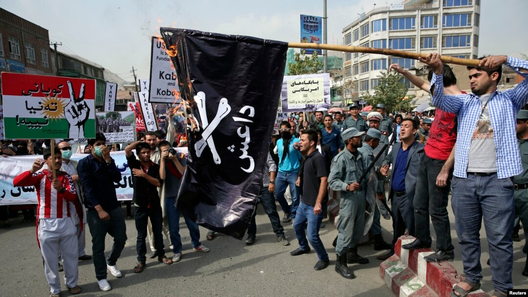 افغانستان میں مظاہرین داعش کے پرچم کو نظر آتش کر رہے ہیں۔ فائل فوٹو